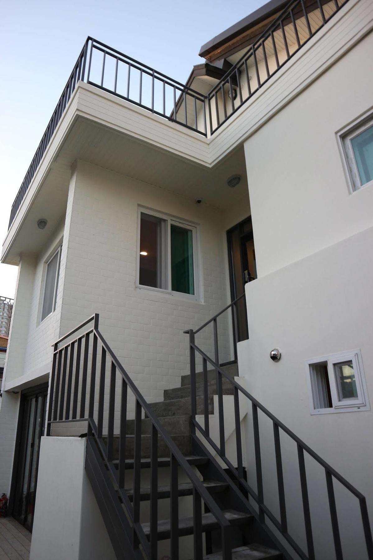 Zzzip Guesthouse In Hongdae Seoul Exterior photo